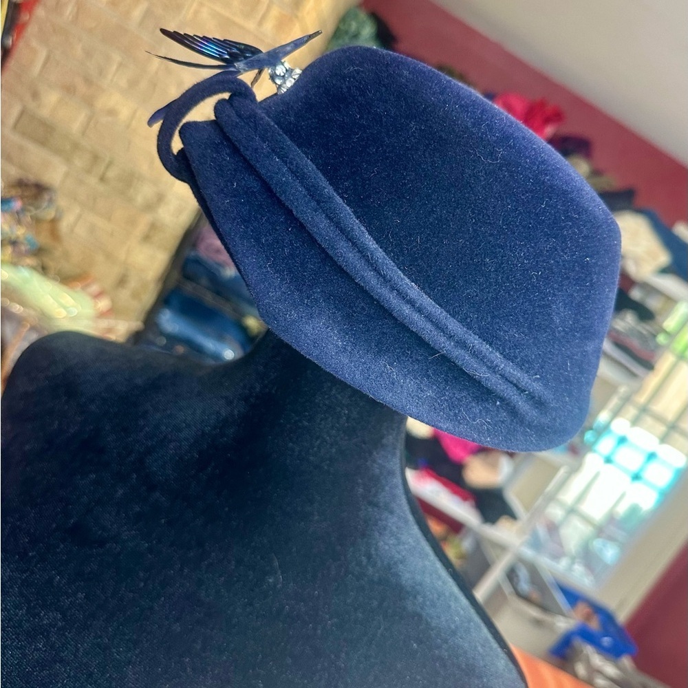 Vintage Julian Gold Wool Pillbox Hat Navy Bird Brooch Feather 60s Style - Picture 3 of 13